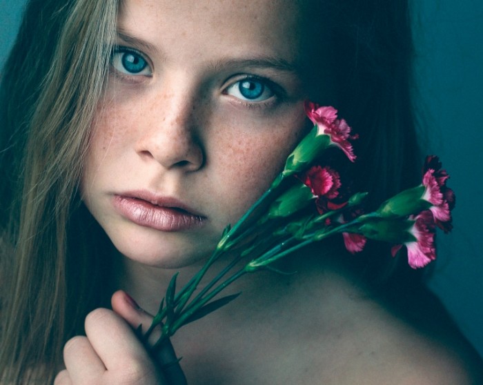 9ebda68dbfb47ee 700x558 Девушка с цветами   Girl with flowers