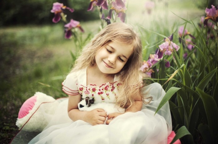 b0013e9ce1bf49c 700x462 Девочка в цветах с кроликом   Girl in the flowers with a rabbit