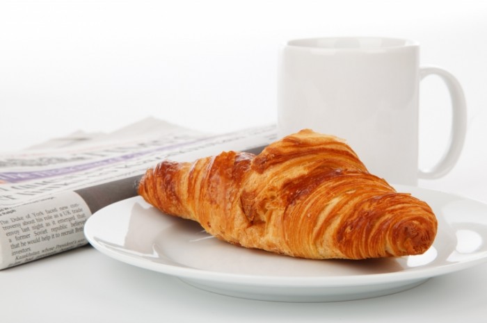 break 18987 700x465 Круасан с чаем   Croissant with tea