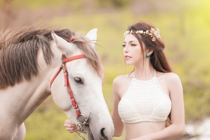 cc8b82cc68b07fd 700x469 Девушка с лошадью   Girl with a horse