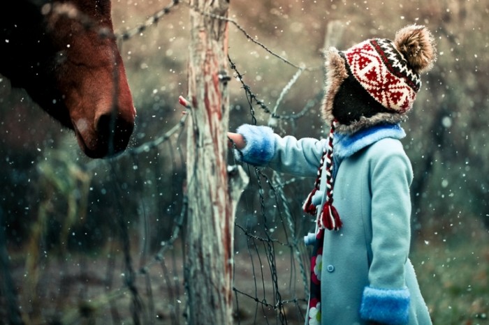 zima sneg devochka 35d3219 700x466 Ребенок зимой   Child in the winter