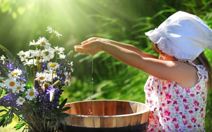 devochka sarafan platok 51824ee 700x437 Девочка в панаме с цветами   Girl in a hat with flowers