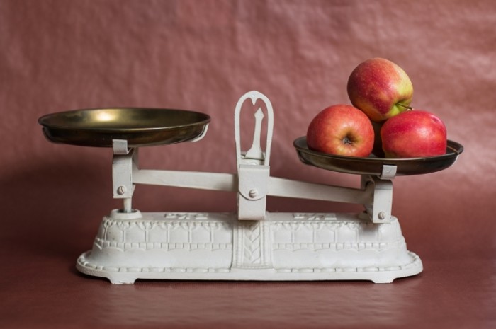 horizontal 1155878 700x465 Весы с яблоками   Scales with apples