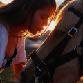 Девушка целует лошадь - The girl kisses a horse