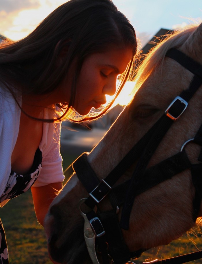 kissing 1734991 700x914 Девушка целует лошадь    The girl kisses a horse