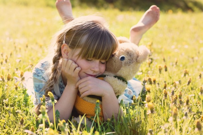 girl 797837 700x466 Ребенок с игрушкой   A child with a toy