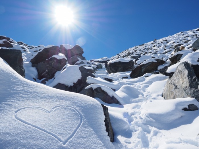 sun 1756322 700x524 Снег в горах   Snow in the mountains