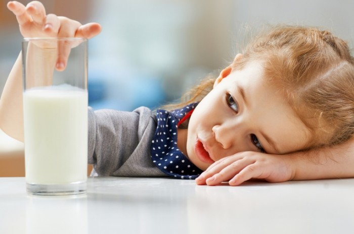 04eaea23593e8b3 700x464 Девочка со стаканом молока   Girl with a glass of milk