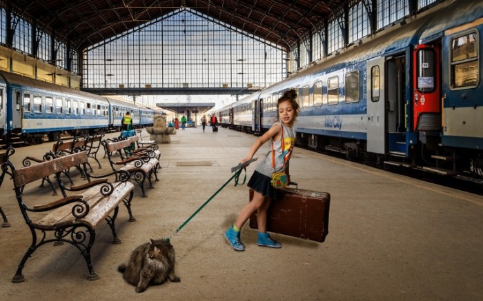 16b7a8fa4dfbcbb 700x437 Девочка с животным на вокзале   Girl with a pet on a station