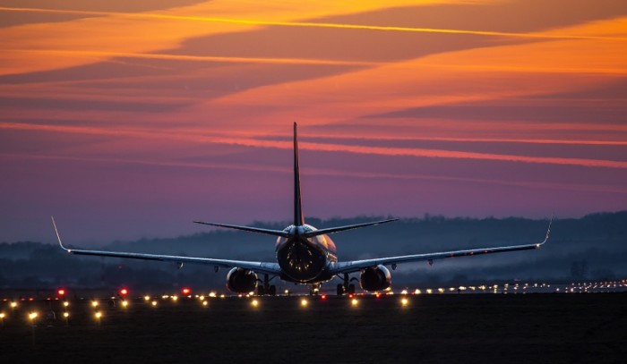 2f9cdf878ac7ef4 700x407 Самолет на взлетной полосе   A plane n the runway