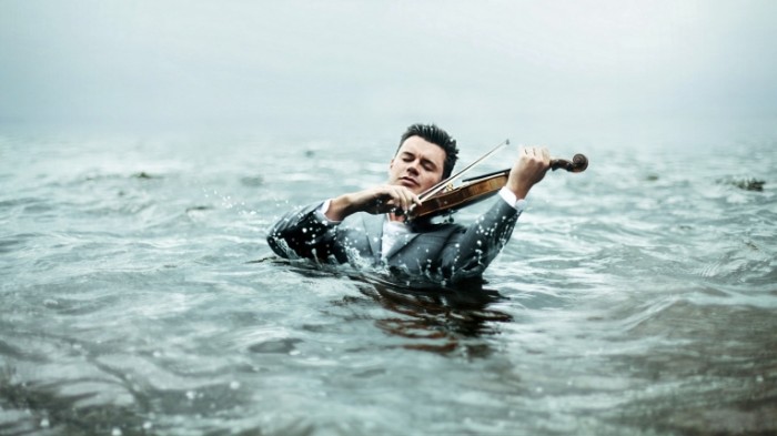 b3cb47477244b18 700x393 Скрипач в море   Violinist in the sea