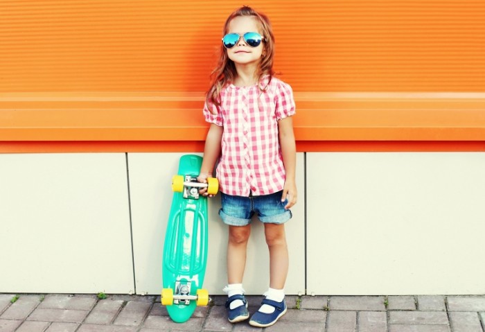 leto ocki devocka child skejtbord little girls skateboard 700x479 Девочка со скейтбордом   Girl with a skateboard