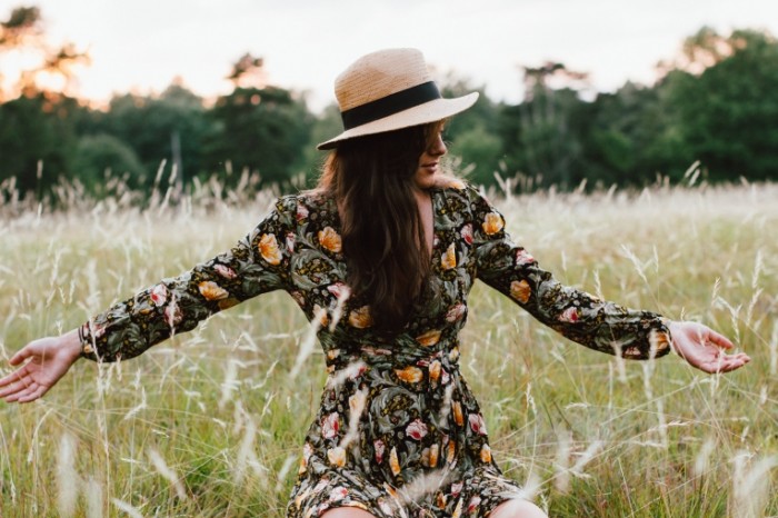 1485753219588ecb83287891.78814610 700x466 Девушка в поле   Girl in a field