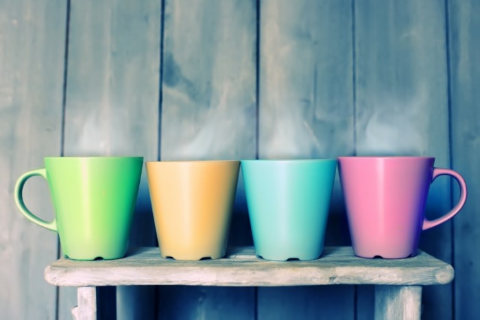 chashki cveta radugi 700x467 Цветные чашки   Colored cups