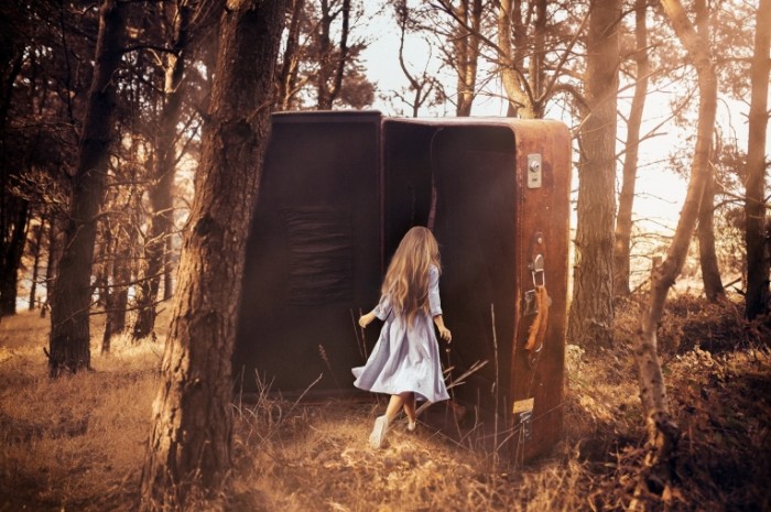 devushka les chemodan 700x465 Девушка в лесу   Girl in the wood