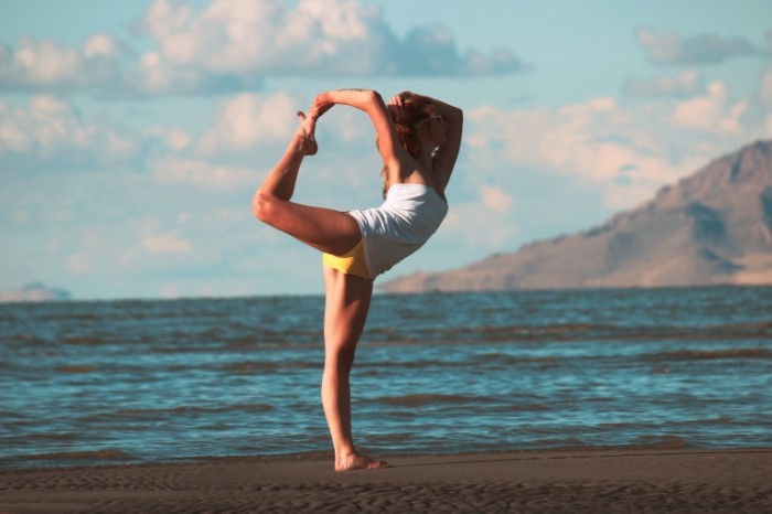 devushka poza razminka bereg 700x466 Тренировка на берегу   Training on the beach