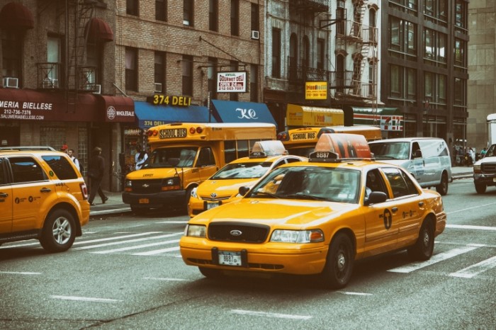 yellow traffic nyc taxi 700x466 Желтое такси   Yellow taxi