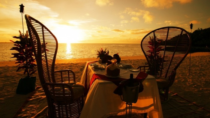 Uzhin na beregu Dinner on the beach 3840x2160 700x393 Ужин на берегу   Dinner on the beach