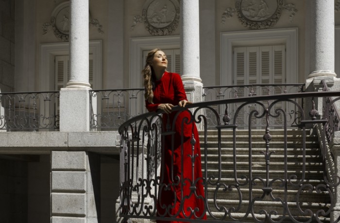 devushka lico plate krasnoe 700x459 Девушка в красном платье   Girl in a red dress