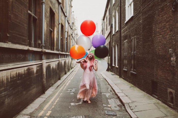 devushka shariki ulica gorod 700x465 Девушка с шариками   Girl with balloons