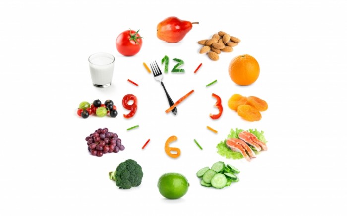 chasy kreativ frukty iagody grusha orekhi apelsin kuraga ryb 700x437 Продуктовые часы   Food clock