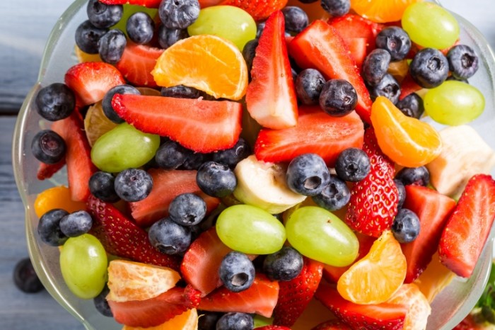 fruit salad strawberry 700x466 Фрукты   Fruits