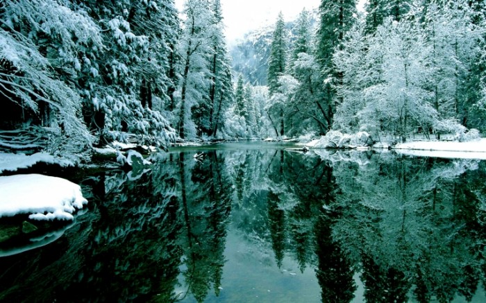 gory ozero zima derevya sneg 700x437 Зимнее озеро   Winter lake