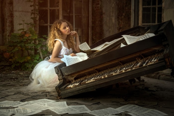 karina bratkowska pianino noty muzyka 700x466 Девушка и пианино   Girl and piano