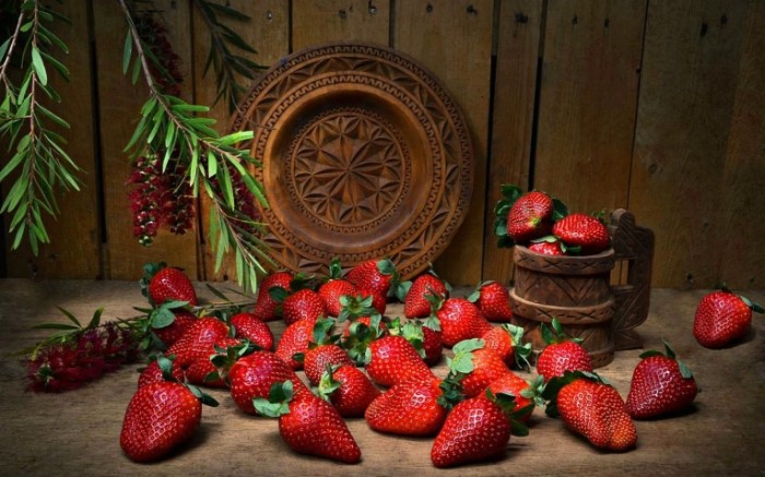 natyurmort yagody klubnika 700x437 Клубника   Strawberry