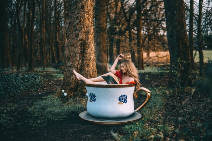 rosie hardy devushka les chashka 700x466 Девушка в чашке   Girl in the cup