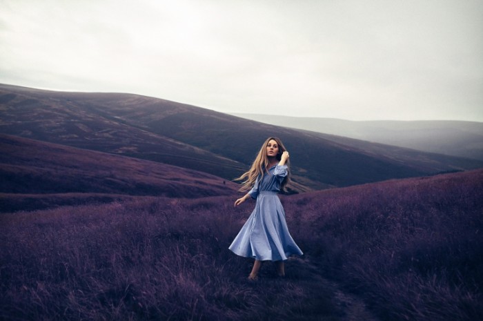 rosie hardy violet mountains 700x465 Девушка в горах   Girl in the mountains