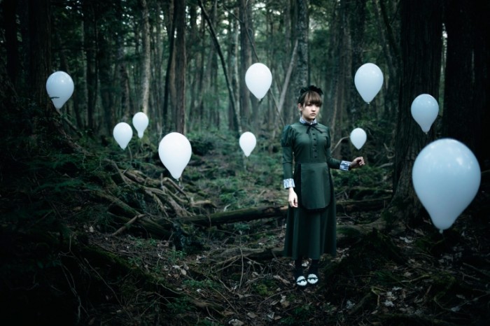 the soul taker devushka les 700x466 Девушка в лесу с шарами   Girl in the wood with balloons