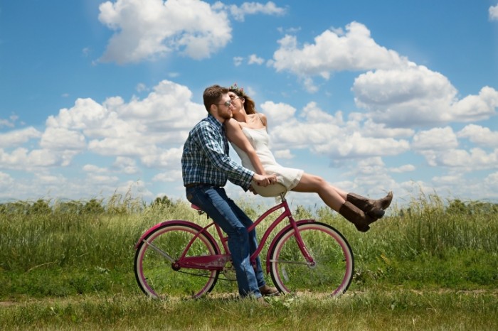 Vlyublennyie na velosipede Lovers on a bicycle 700x466 Влюбленные на велосипеде   Lovers on a bicycle