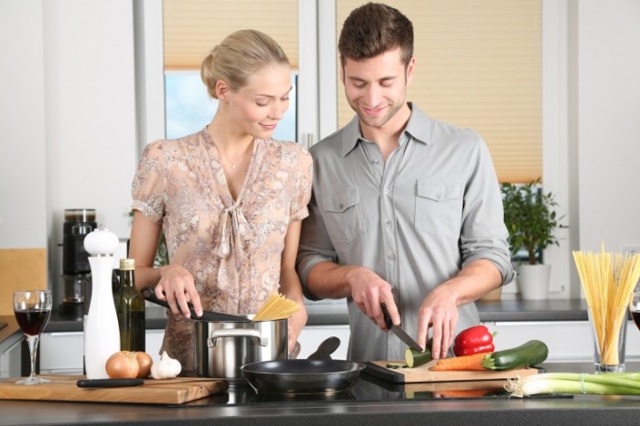 ZHenshhina i muzhchina na kuhne Woman and man in the kitchen 700x466 Женщина и мужчина на кухне   Woman and man in the kitchen