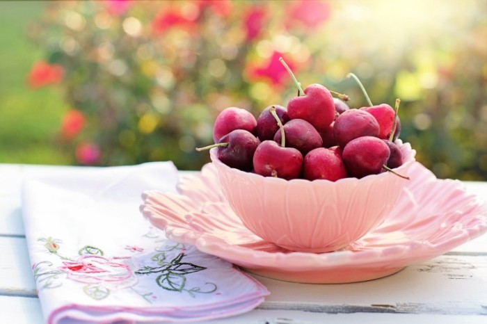 CHereshnya letom Cherries in summer  700x466 Черешня летом   Cherries in summer