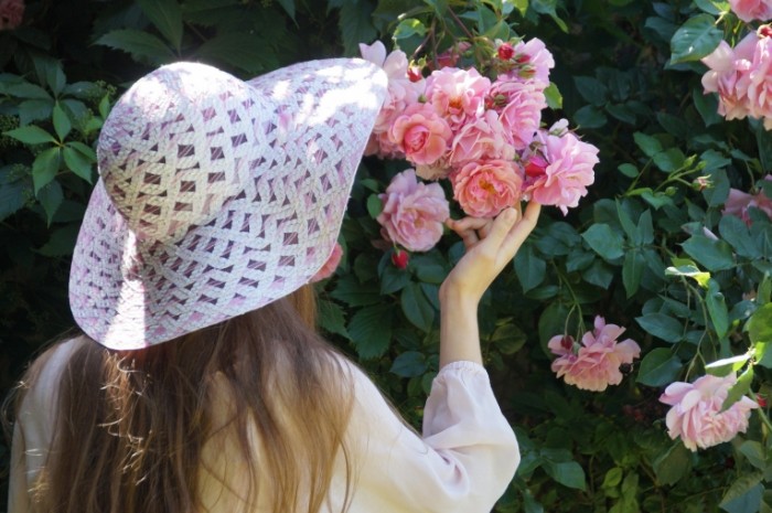 Devushka v shlyape i tsvetyi Girl in a hat and flowers 700x465 Девушка в шляпе и цветы   Girl in a hat and flowers