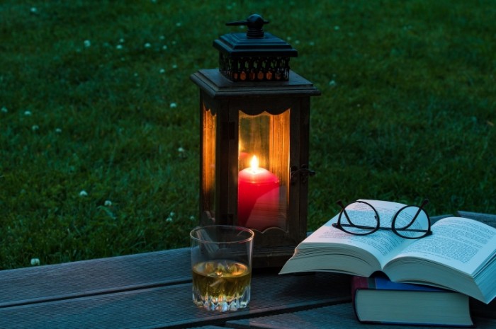 Fonar kniga i ochki Lantern book and glasses 700x465 Фонарь, книга и очки   Lantern, book and glasses