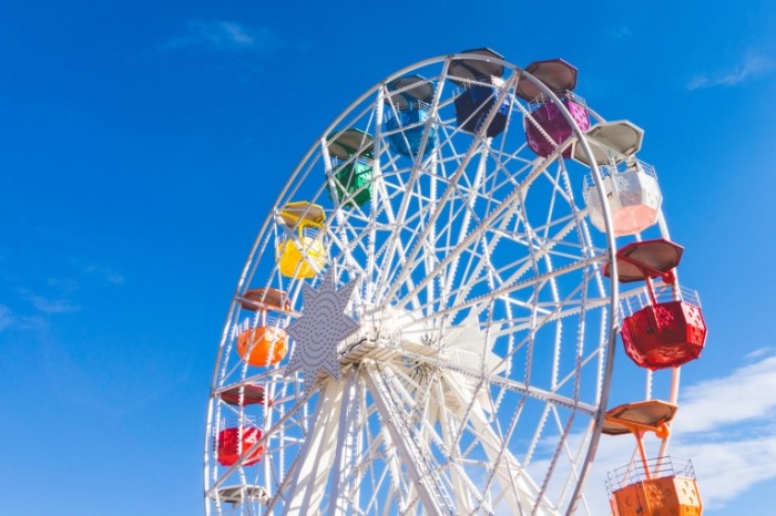 Koleso obozreniya v parke razvlecheniy Ferris wheel at amusement park 700x466 Колесо обозрения в парке развлечений   Ferris wheel at amusement park