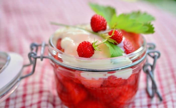 Letnee blyudo iz klubniki Summer dish of strawberries 700x430 Летнее блюдо из клубники   Summer dish of strawberries