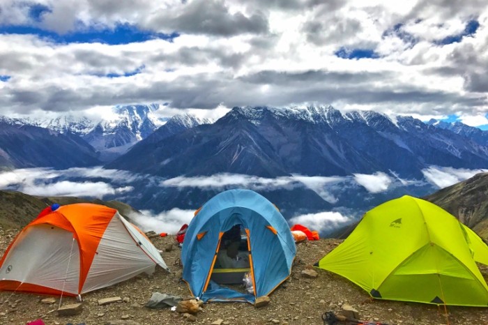 Palatki v gorah Tents in mountains 700x466 Палатки в горах   Tents in mountains