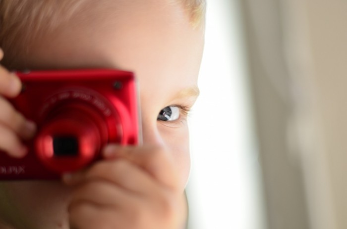 Rebenok s fotoapparatom A child with a camera 700x463 Ребенок с фотоаппаратом   A child with a camera