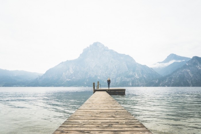 Derevyannyiy pirs na ozere Wooden pier on the lake 700x466 Деревянный пирс на озере   Wooden pier on the lake