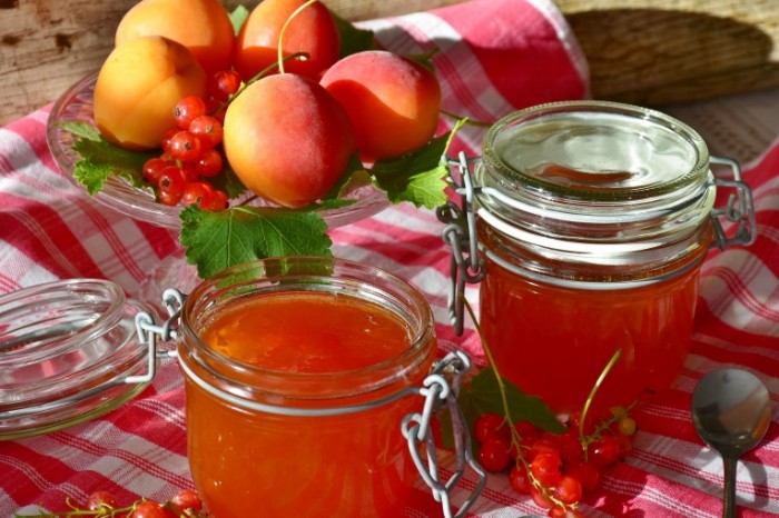 Dzhem persiki i smorodina Gem peaches and currants 700x466 Джем, персики и смородина   Gem, peaches and currants