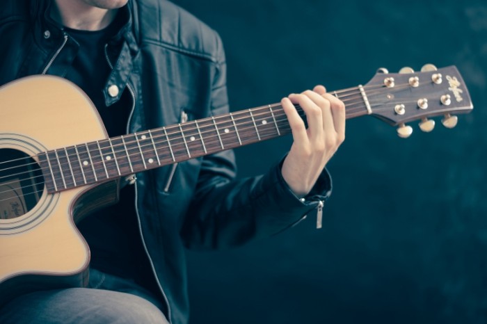 Paren igraet na gitare Guy plays the guitar 700x466 Парень играет на гитаре   Guy plays the guitar