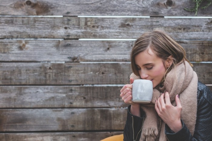 Devushka pet chay Girl drinking tea 700x466 Девушка пьет чай   Girl drinking tea