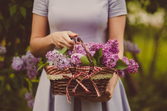 Devushka s tsvetami Girl with flowers1 700x466 Девушка с цветами   Girl with flowers