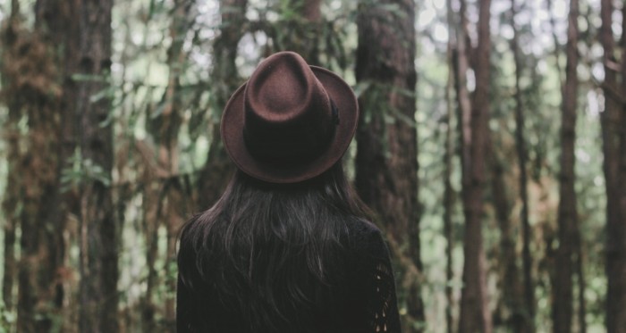 Devushka v shlyape v lesu Girl with hat in the forest 700x373 Девушка в шляпе в лесу   Girl with hat in the forest