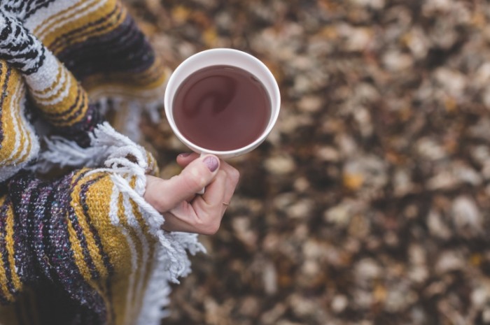 Devushka s chaem Girl with tea 700x465 Девушка с чаем   Girl with tea