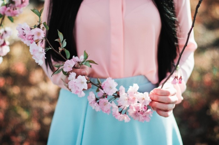 Devushka s tsvetami Girl with flowers 700x466 Девушка с цветами   Girl with flowers