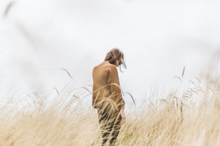 Devushka v pole The girl in the field 700x466 Девушка в поле   The girl in the field